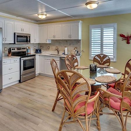 Beach Getaway Pool Condo Between The Island Marina And Beach Bradenton Beach Esterno foto