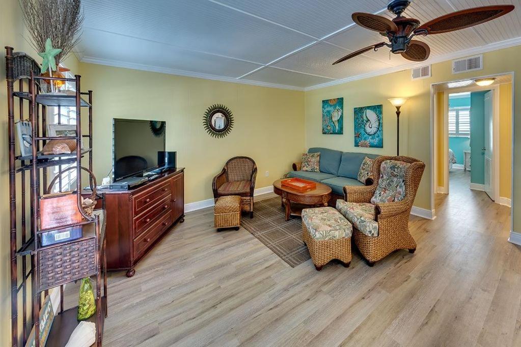 Beach Getaway Pool Condo Between The Island Marina And Beach Bradenton Beach Esterno foto