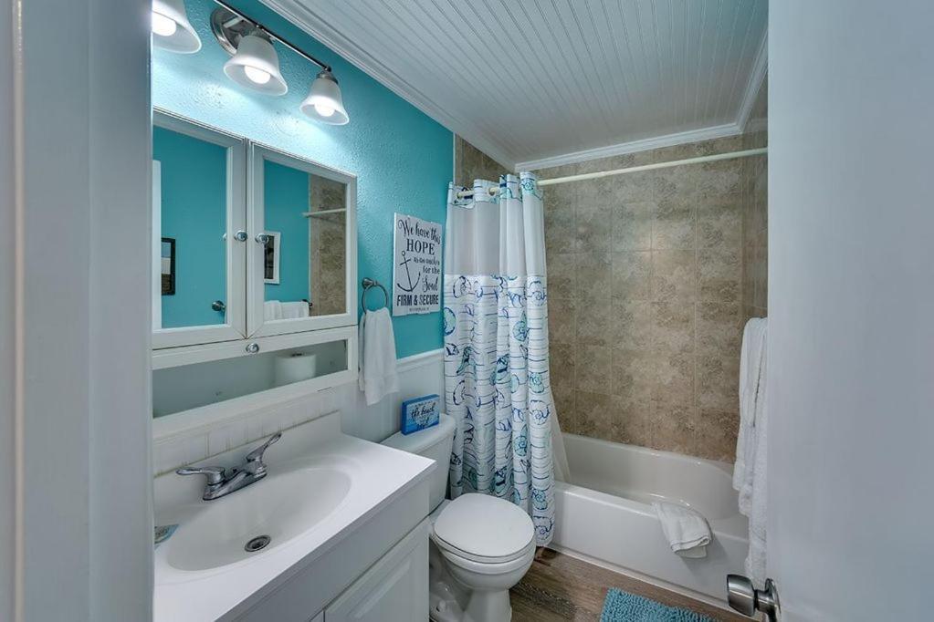 Beach Getaway Pool Condo Between The Island Marina And Beach Bradenton Beach Esterno foto